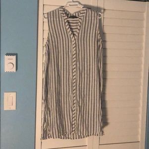 Melanie Lyne button up sleeveless shirt.